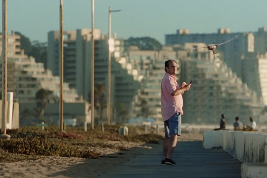 En este momento estás viendo Apple Lanza una Campaña Inspirada en Hitchcock para Promocionar Nuevas Herramientas de Privacidad en Safari